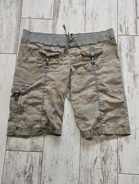 Old Navy Camo Cargo Shorts in Tan and Green 2X